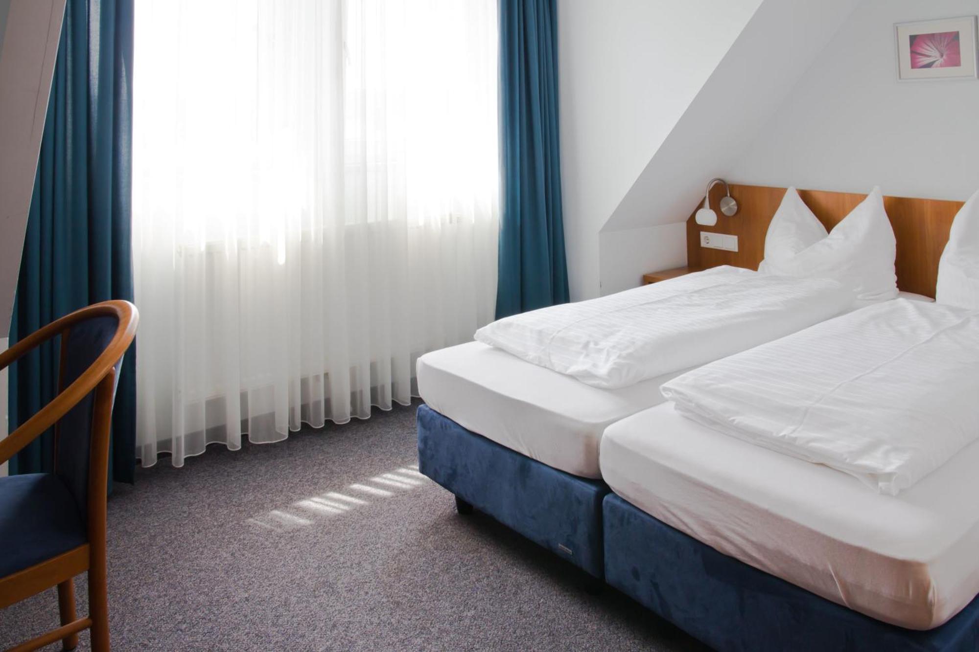 Gaestehaus Zur Kurve Цирндорф Номер фото