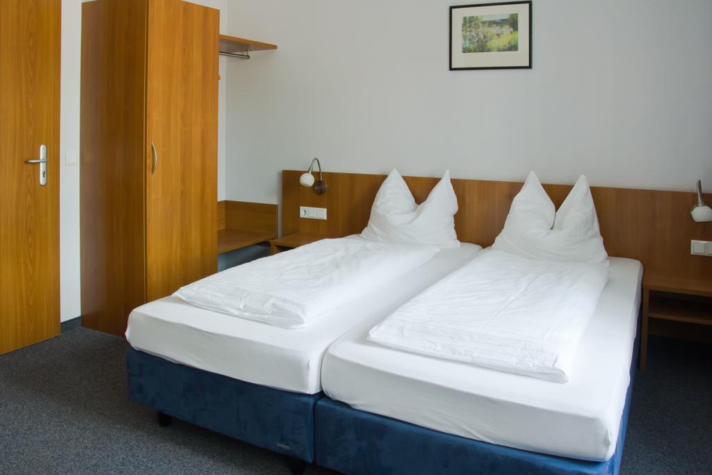 Gaestehaus Zur Kurve Цирндорф Номер фото