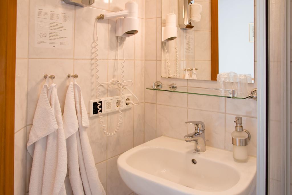 Gaestehaus Zur Kurve Цирндорф Номер фото
